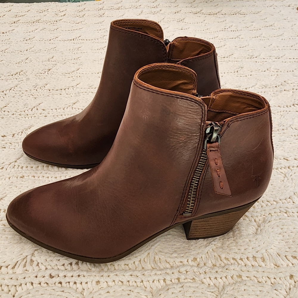 Frye Judith Double zip booties size 7.5